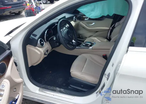 2018 Mercedes-Benz C 300 z USA, uszkodzony, nr VIN 55SWF4JB5JU250805